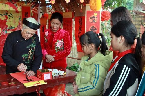 Xin chữ thư pháp - nét văn hóa đầu năm của người Việt