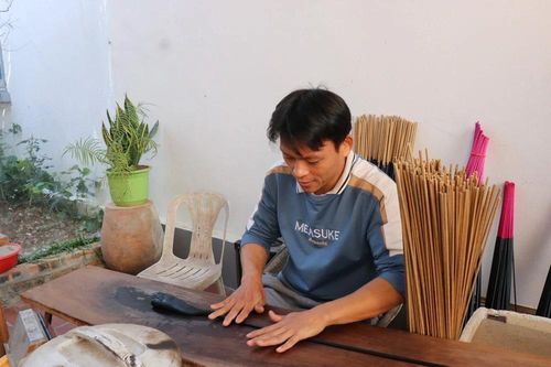 'Giữ lửa' cho nghề làm hương đen gia truyền của làng Chóa