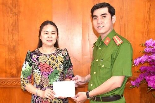 Công an Bạc Liêu trao trả tài sản trên 700 triệu cho nữ Việt kiều