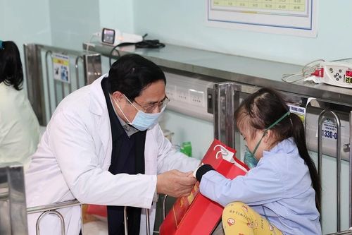 Thủ tướng chúc Tết tại Bệnh viện Hữu nghị Việt Đức và Bệnh viện Nhi Trung ương
