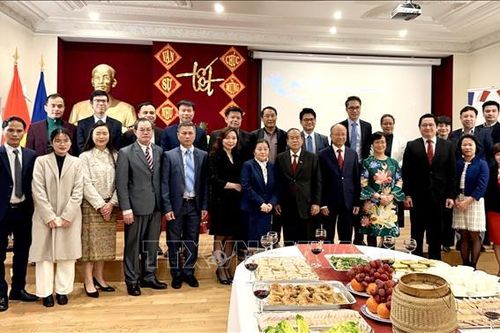 Xuân Giáp Thìn 2024: Ấm áp tình hữu nghị giữa đại sứ quán Việt Nam và Lào tại Pháp