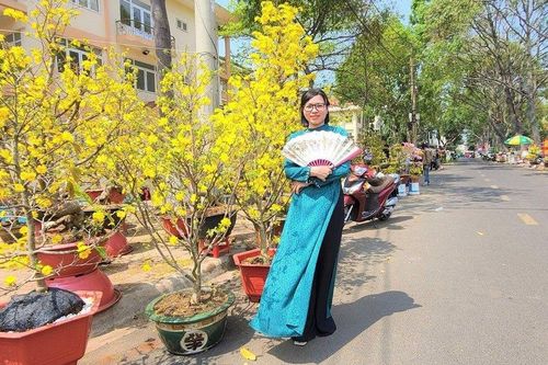 Người dân xúng xính xuống phố Buôn Ma Thuột check-in đón Tết