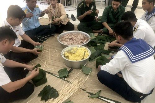 Gói bánh chưng gửi tặng người dân khó khăn trên đảo Bình Ba đón Tết