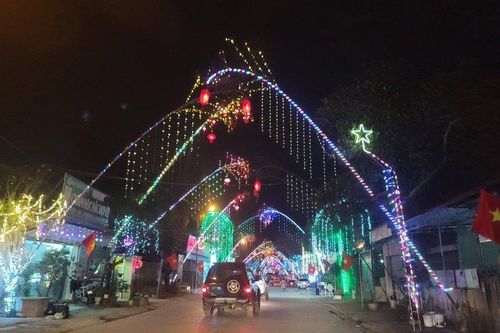 Trang trí cây nêu ngày Tết khiến đường ở TX.Thái Hòa đẹp lung linh