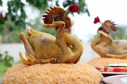 Lý do gà cúng Giao thừa thường ngậm một bông hoa hồng đỏ
