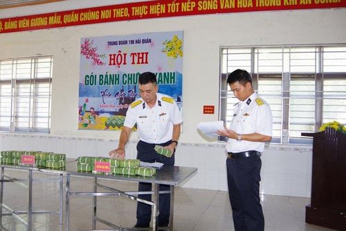 Cán bộ, chiến sĩ Trung đoàn 196 Hải quân tham gia thi gói bánh chưng