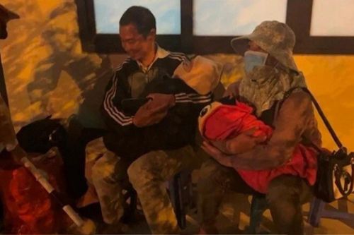 Về quê đón Tết, vợ chồng bế con nhỏ đi lạc đến nơi không ngờ