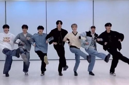 TEMPEST gây sốt khi nhảy nhạc Tết Việt Nam, dân mạng: 'Hanbin bày chắc rồi'