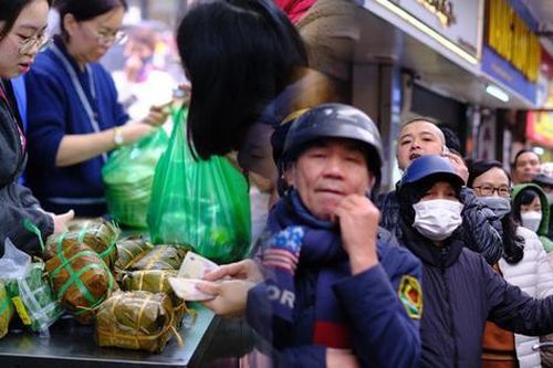29 Tết, người Hà Nội xếp hàng dài mua bánh chưng, giò chả trên phố Hàng Bông