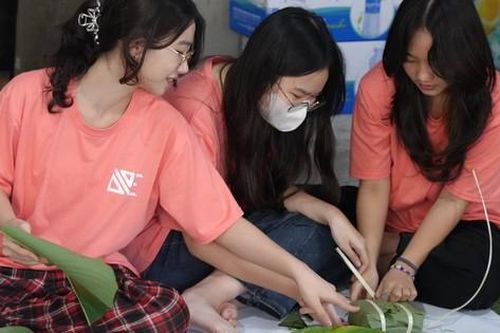 Học sinh Hà Nội tự tay gói bánh chưng tặng người lao động nghèo, người vô gia cư