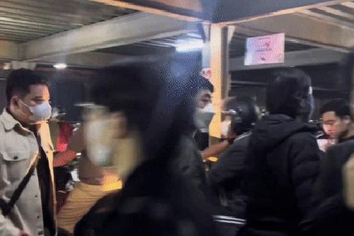 Siêu thị những ngày giáp Tết: Tắc từ bãi đỗ xe đến quầy thanh toán, người dân phải tránh nhau khéo léo như lái xe trên đường