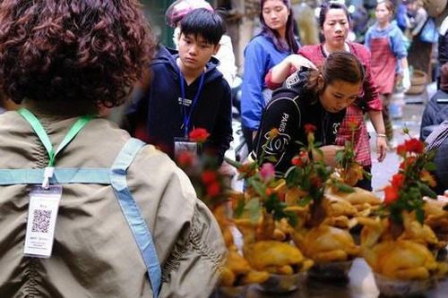 Người dân chi tiền triệu mua đồ cúng Tết ở 'chợ nhà giàu', người bán đeo mã QR cho khách tiện thanh toán