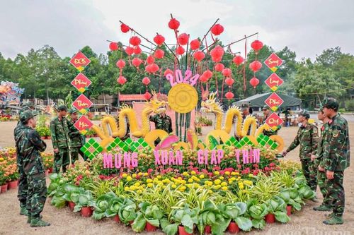 Linh vật rồng tuyệt đẹp hội tụ trong doanh trại bộ đội trấn giữ biên giới Tây Nam