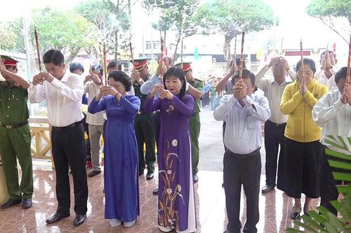 Trưởng ban Tuyên giáo Tỉnh ủy, Trưởng đoàn Đại biểu Quốc hội tỉnh An Giang Trần Thị Thanh Hương dâng hương tại Nhà bia liệt sĩ huyện Thoại Sơn