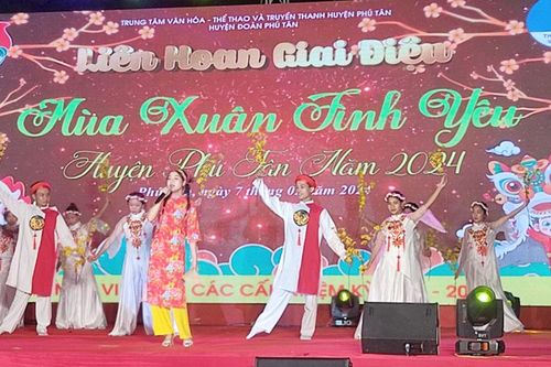 Huyện Phú Tân tổ chức Liên hoan giai điệu 'Mùa Xuân tình yêu' mừng Xuân mới