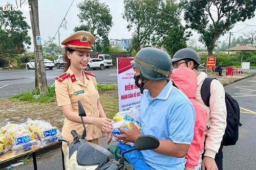 Cảnh sát giao thông Đà Nẵng phát quà miễn phí hỗ trợ người dân về quê đón Tết