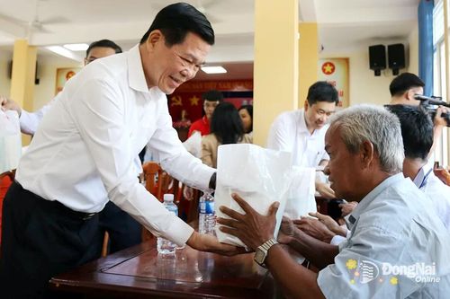 Tặng gần 660 ngàn phần quà tết cho người nghèo và các trường hợp khó khăn