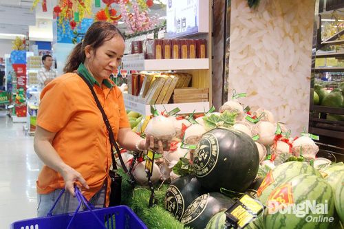 Hoa tươi, trái cây chưng tết hút hàng