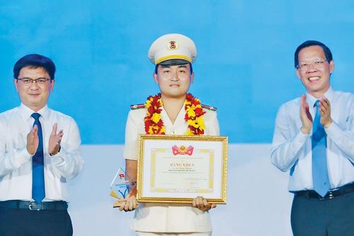Trung úy Lê Tuấn Thành: 'Thanh niên sống đẹp'