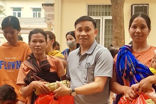 Trung tâm Y tế huyện Chư Sê: Tặng 100 phần quà đến bệnh nhân nghèo, khó khăn