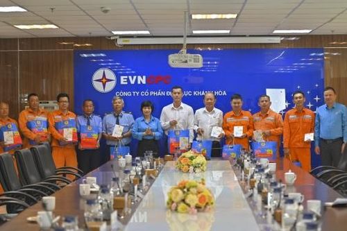 Liên đoàn Lao động tỉnh tặng quà 'Tết muộn' cho đoàn viên, người lao động