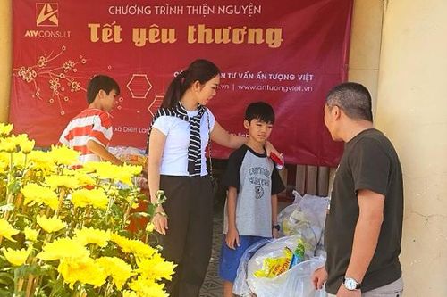 Trao 50 suất quà Tết cho người dân khó khăn tại xã Diên Lâm