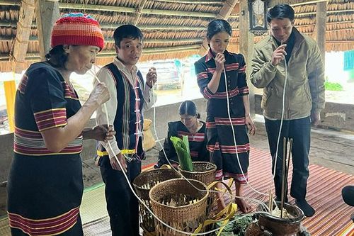 Tết gắn kết tình thân biên giới Việt-Lào