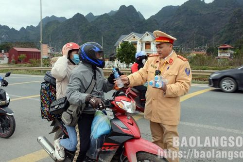 Ấm lòng hình ảnh cảnh sát giao thông hỗ trợ người dân trên đường về quê ăn tết