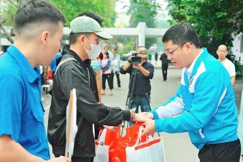 Áo xanh 'phủ sóng' tình nguyện dịp Tết
