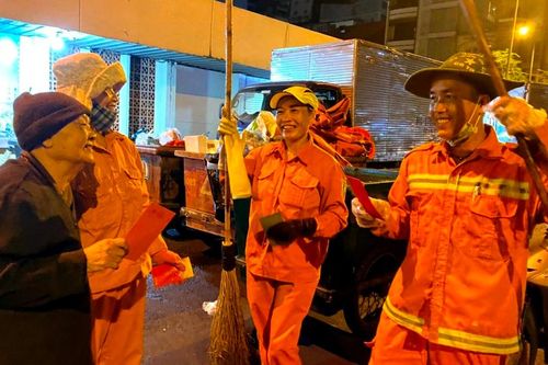 Vị Ni trưởng 94 tuổi đến các khu lao động trao lộc Tết tặng niềm vui cho bà con lao công