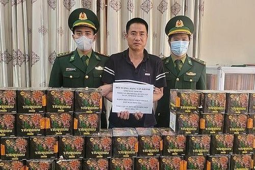 Hải quan Cha Lo phối hợp bắt 41 hộp pháo hoa