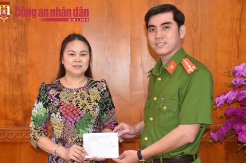 Bất cẩn bỏ vàng theo rác thải, được Công an tìm thấy trả lại