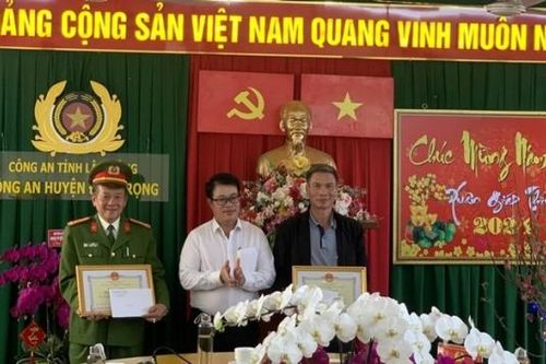 Khen thưởng lực lượng truy bắt nhanh thủ phạm dùng súng cướp 3,5 tỷ đồng của ngân hàng