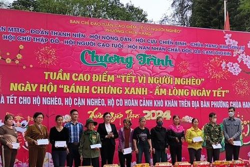 Gói bánh chưng muôn vẻ thị thành: Bài 3 - Cả phường chung tay gói bánh chưng trao tặng người nghèo