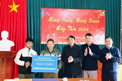 Chủ tịch UBND tỉnh Hoàng Xuân Ánh thăm, chúc Tết nhân dân xóm Công Án, xã Nguyễn Huệ (Hòa An)