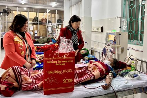 Đoàn công tác của tỉnh thăm, tặng quà Tết các bệnh nhân hoàn cảnh khó khăn điều trị tại Bệnh viện Đa khoa tỉnh