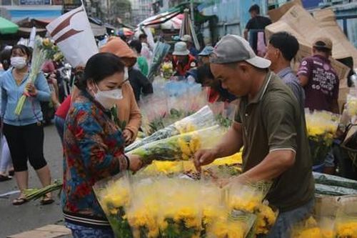 Chợ hoa lớn nhất TPHCM tấp nập trong chiều 29 Tết