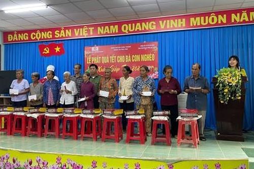 Trao 200 phần quà Tết đến người dân Sóc Trăng và Tiền Giang