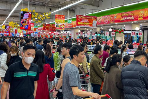 Khách 'quây' kín siêu thị, sắm sửa đón Tết Giáp Thìn 2024