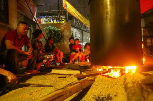 Người già, trẻ nhỏ quây quần luộc bánh chưng xuyên đêm trên vỉa hè Hà Nội