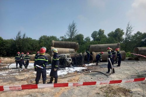 Quảng Nam: Ô tô 7 chỗ bốc cháy, một người tử vong
