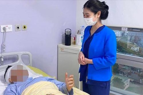 Ngã khi dọn nhà đón Tết, người đàn ông nhập viện với hai chân bị liệt