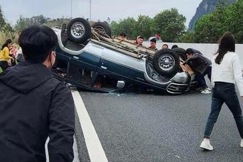 Ô tô chở 8 người lật ngửa trên cao tốc