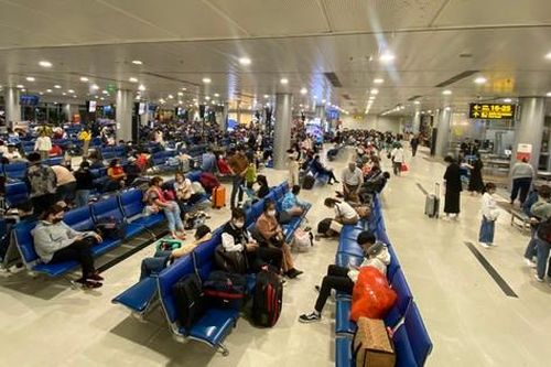 Sân bay Tân Sơn Nhất không còn cảnh chen chúc, trễ chuyến ngày 29 Tết