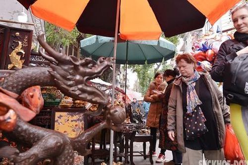 Du khách nước ngoài nườm nượp đổ về phiên chợ đồ cũ trên phố cổ