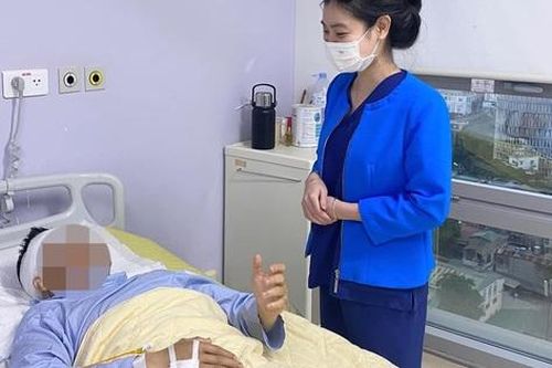 Dọn nhà đón Tết, người đàn ông bị ngã chấn thương cột sống nghiêm trọng