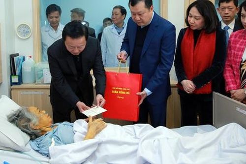 Phó Thủ tướng Trần Hồng Hà thăm, động viên bệnh nhân ung thư không thể về quê đón Tết