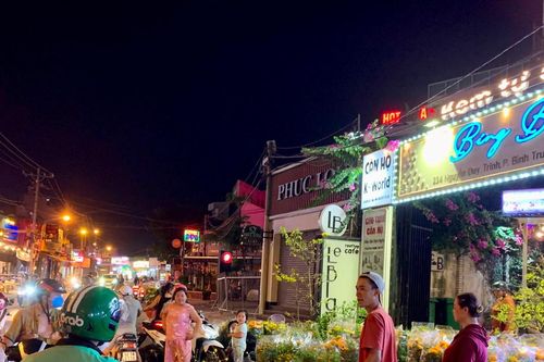 Đêm 30 Tết, người dân tranh thủ mua sắm trước 'giờ G'