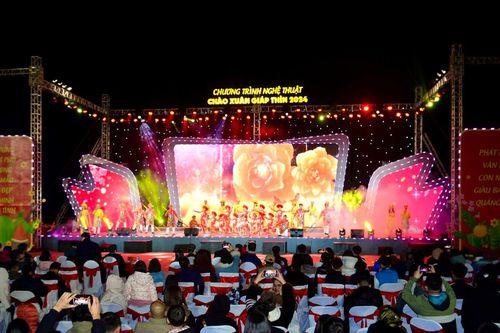Người dân Quảng Ninh hân hoan chào năm mới