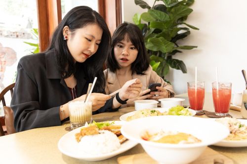 Khách quay lưng khi hàng quán phụ thu kiểu 'lén lút'